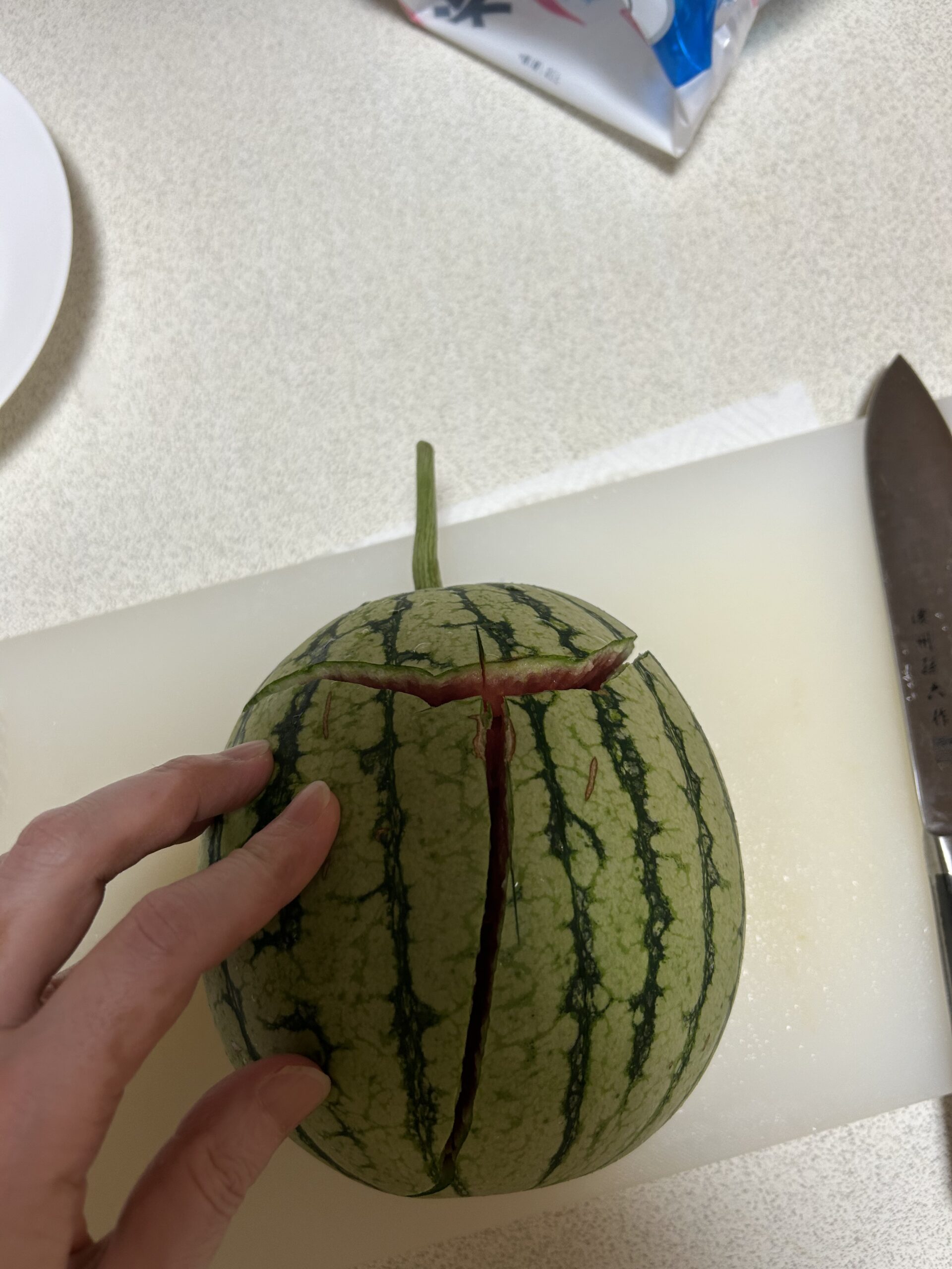 包丁を当てた瞬間にパキッと自然に割れたピノガール